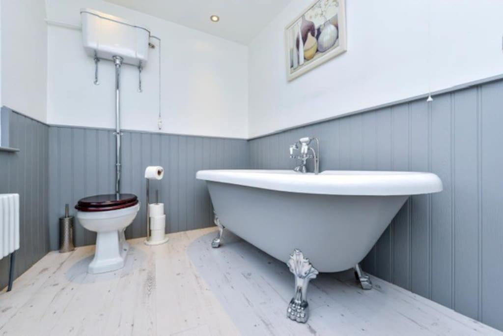 Victorian Townhouse - Stamford Centre - 2 Big Bedrooms, Living Room Kitchen Etc Tastefully Decorated Buitenkant foto